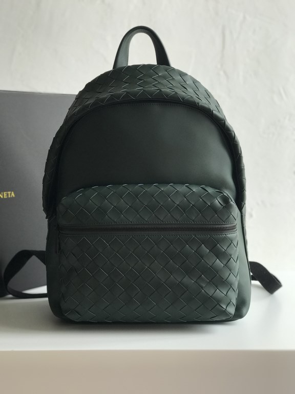 2020 New  Braided Calfskin Backpack 70078                This duffel bag continues the previous iconic weaving process, from the previous 1cm woven leather strips width changed to 1.5cm, so that the weaving elements ampl