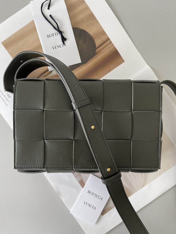 - The CassetteSheepskin style is still dazzling, men and women crossbody handheld are very ness, hurry up to get it!!!!Size23156