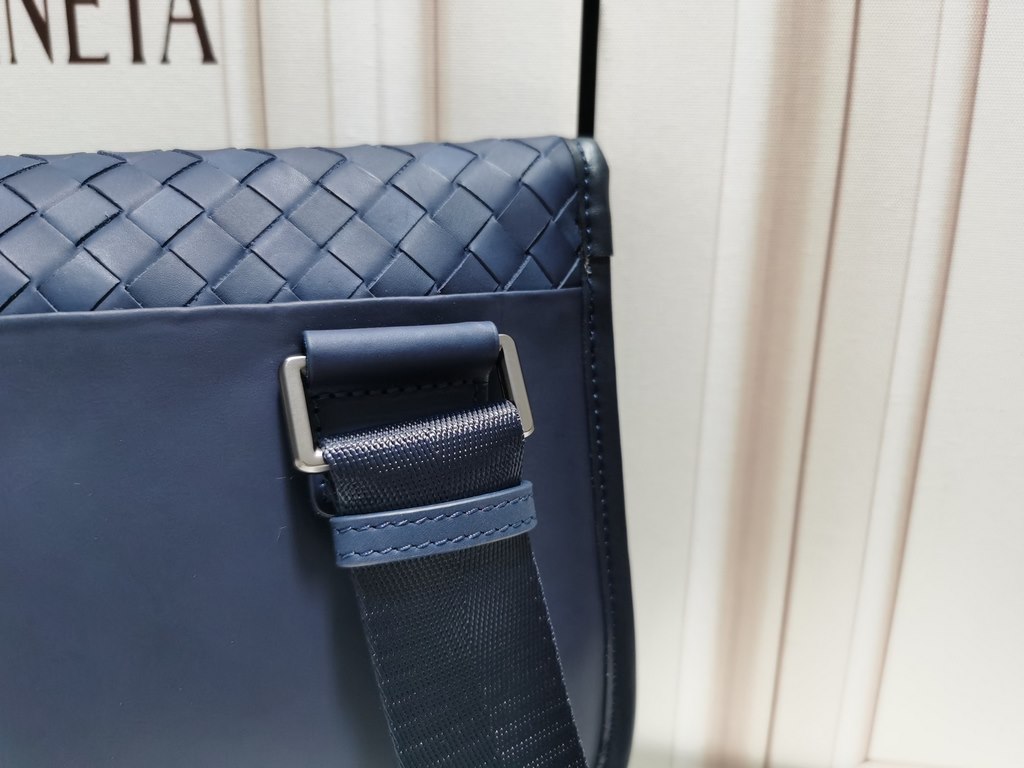 BV original single waxed tire cowhide crossbody chest bag] diamond blue, crossbody, chest bag two ways to carry. The same model as the counter! Original quality! 26x17x4cm