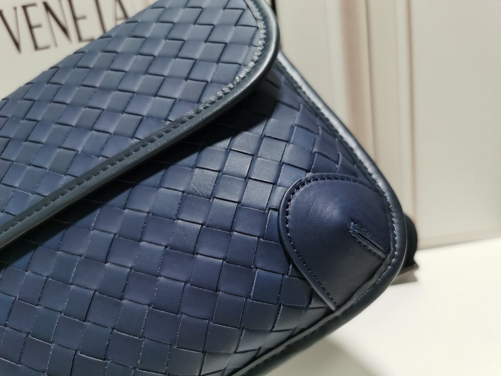 BV original single waxed tire cowhide crossbody chest bag] diamond blue, crossbody, chest bag two ways to carry. The same model as the counter! Original quality! 26x17x4cm