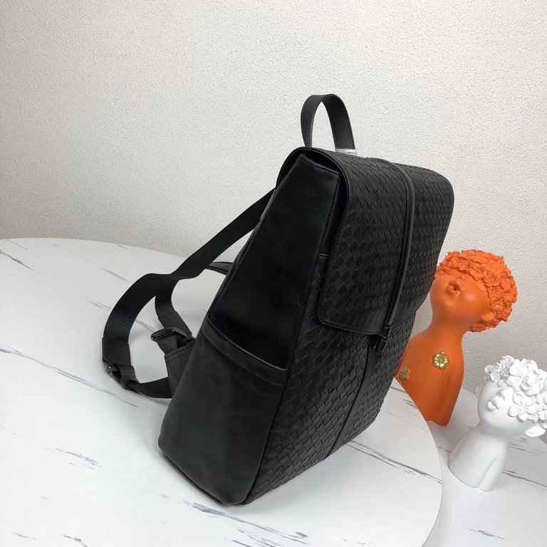 BV latest men's shoulder bag   original quality official synchronization using the top waxed tire cowhide feel awesome counter original hardware unique design style perfect to the extreme details of exquisite workmanship