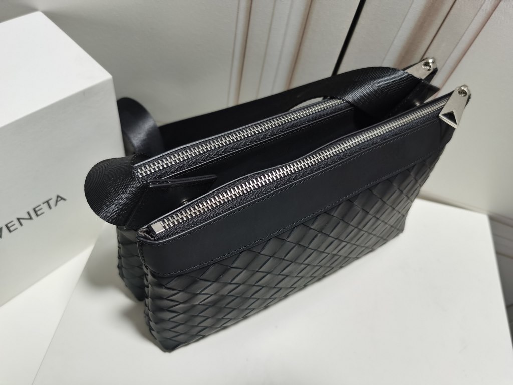 [BV original single waxed tire cowhide double bag bag] 2021 counter new! Graphite black, divided into two, 2 handbags assembled into a crossbody bag, free combination, practical and simple and generous. Size 26x17x8cm, s