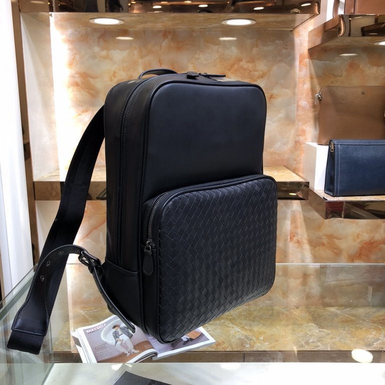 BV latest men's backpack   Original single quality Official website synchronization Adopted top waxed tire cowhide leather Hand feeling awesome Counter original hardware Unique design style Perfect to the extreme Detaile