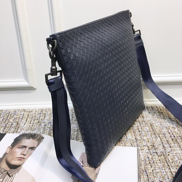 Men's Crossbody Bag Guo Tao Same Large Bag Simple Fashion Adhering to the traditional handmade   Tire Cowhide Seamless Weaving   ♂ Low-key luxury Leather the more you use it, the more oily it gets  Blue   Size 30333cm