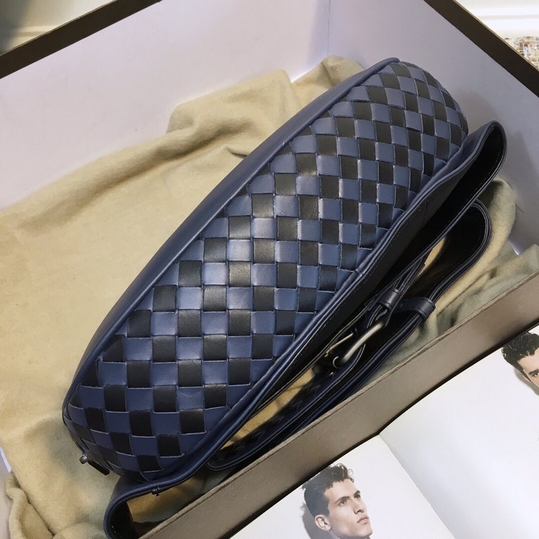 The   counter model belt wrap must-have accessory. Crafted from richly textured premium calfskin, it is embellished with a beautiful intrecciato woven plaid pattern along the lower trim and waistband. Front and back zipp