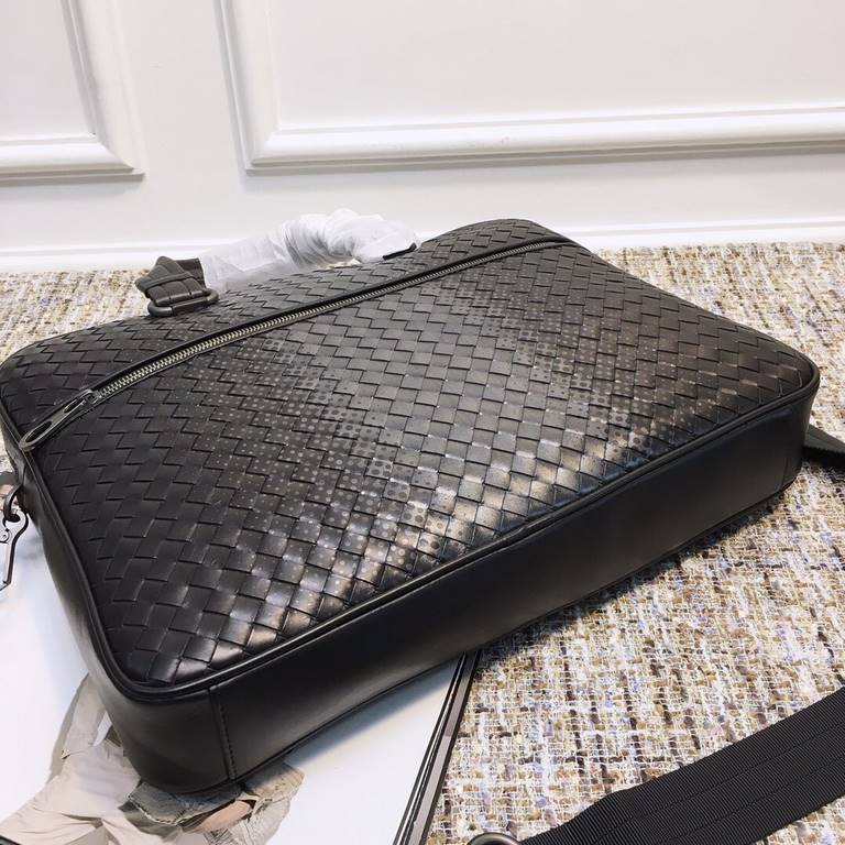 BriefcaseThis slim briefcase is adorned with the new Galaxy print, a contemporary and stylish serigraphic mesh print that draws inspiration from the circling stars. Hand-woven from soft NAPPA lambskin, this piece feature