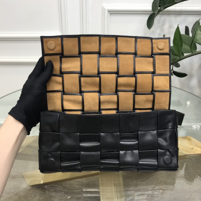 The new chest bag Rubik's Cube woven bag, shoulder strap logo about simple triangle   design, the official introduction oblique for satchel, but can be chest can be bag! Waist bag can also be taken in hand, hand holding 