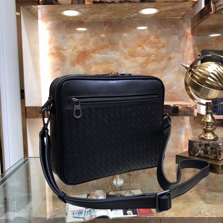 Bv   Bottega   original single real shot    men's crossbody shoulder bag   using imported waxed cowhide pure hand-woven leather the more you use the more oily, delicate leather feel full of perfect, the bag's overall ver