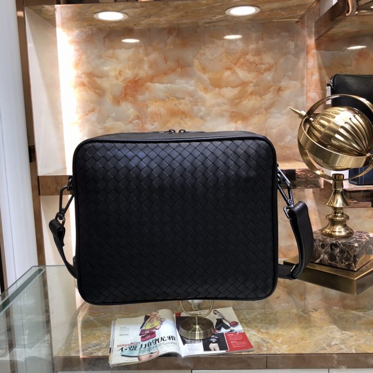 Bv   Bottega   original single real shot    men's crossbody shoulder bag   using imported waxed cowhide pure hand-woven leather the more you use the more oily, delicate leather feel full of perfect, the bag's overall ver