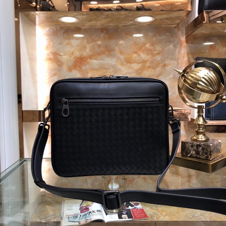 Bv   Bottega   original single real shot    men's crossbody shoulder bag   using imported waxed cowhide pure hand-woven leather the more you use the more oily, delicate leather feel full of perfect, the bag's overall ver