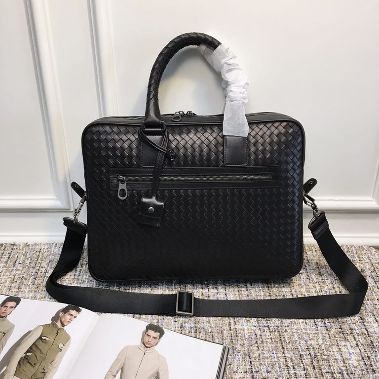 Bag King arrived, the use of top tire cowhide hand-woven dense and orderly, texture strong sense of three-dimensional  unique aura is not every bag can do   Size 39  15  28cm