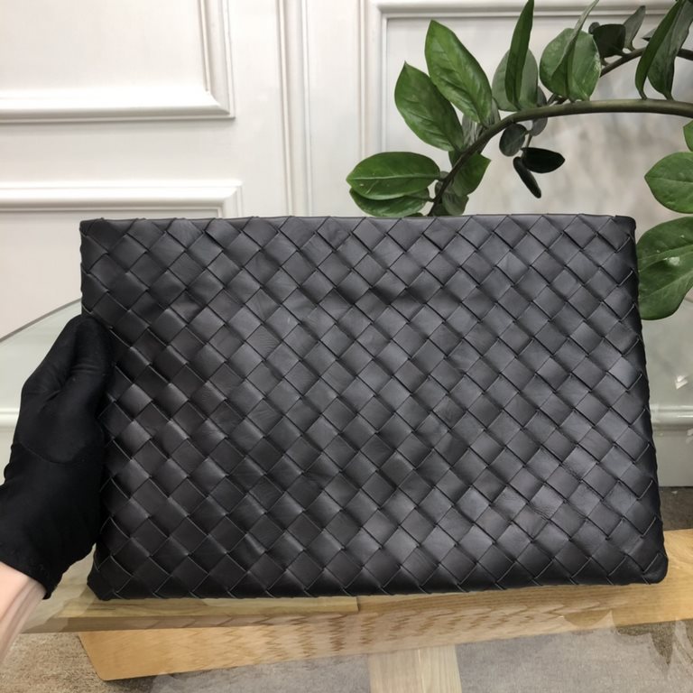 Men's handbag, following the traditional craftsmanship    selected fetal cowhide material Hand-woven, can be used as a wallet or a handbag   Simple style Bag body full weave, pocket zipper, lining card case, model number