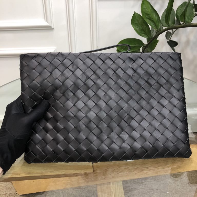 Men's handbag, following the traditional craftsmanship    selected fetal cowhide material Hand-woven, can be used as a wallet or a handbag   Simple style Bag body full weave, pocket zipper, lining card case, model number