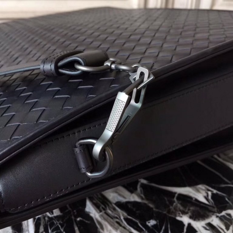 Men's Top Customized Horizontal Briefcase Luxury Pure Handmade Seamless Weaving Gunmetal Electrophoresis Accessories   Understated and Practical The more the leather is used, the more it oils up    Spacious Interior Desi