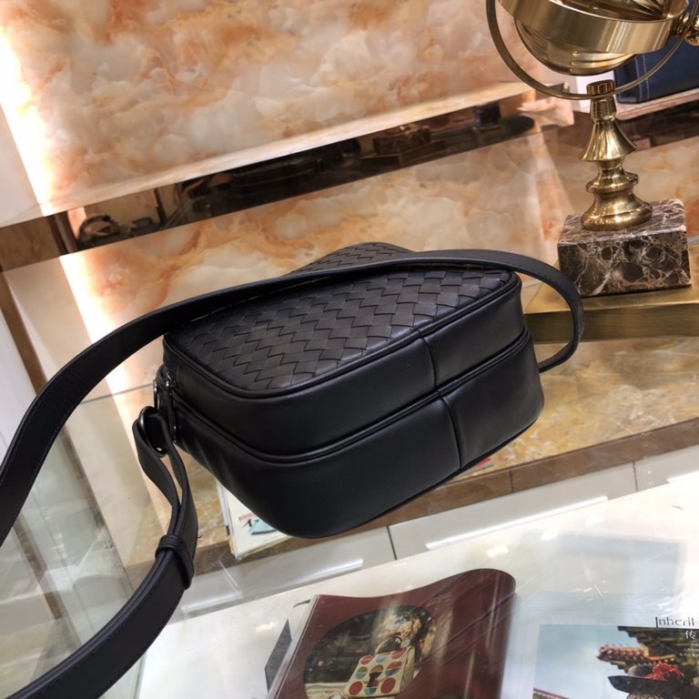 BV Men's Crossbody Camera Bag  Bag type are so simple no LOGO秘秘all the same for the world Adhering to the traditional handmade  Imported waxed cowhide leather woven gunmetal color electrophoresis accessories   ♂Low-key a