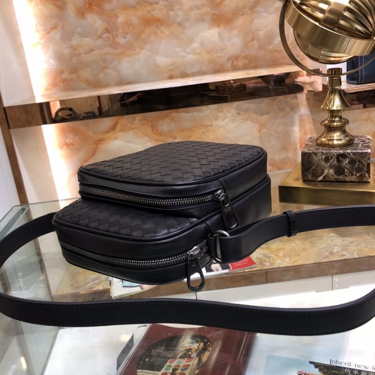 BV Men's Crossbody Camera Bag  Bag type are so simple no LOGO秘秘all the same for the world Adhering to the traditional handmade  Imported waxed cowhide leather woven gunmetal color electrophoresis accessories   ♂Low-key a