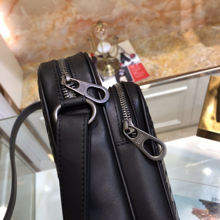 BV Men's Crossbody Camera Bag  Bag type are so simple no LOGO秘秘all the same for the world Adhering to the traditional handmade  Imported waxed cowhide leather woven gunmetal color electrophoresis accessories   ♂Low-key a