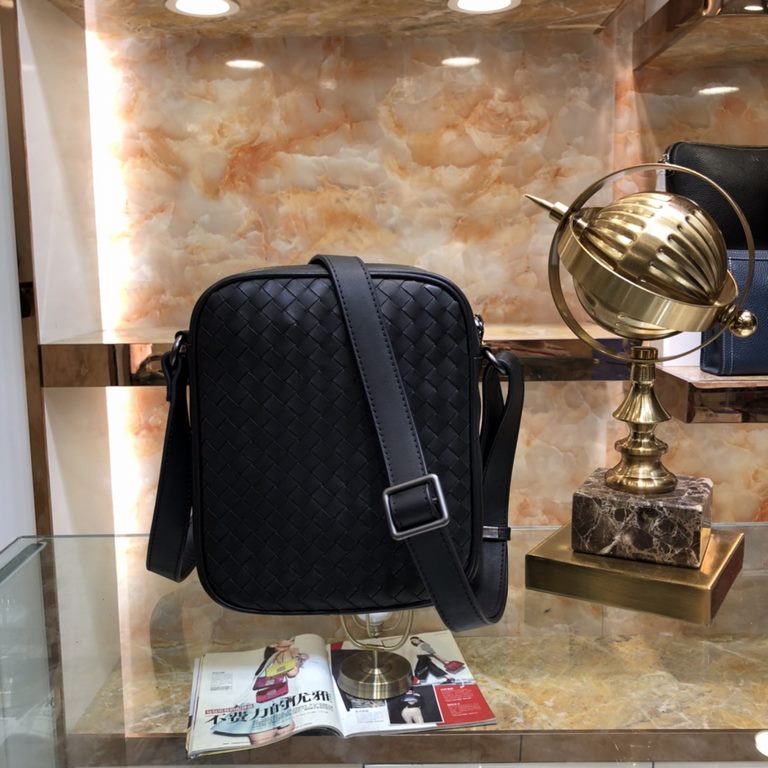 BV Men's Crossbody Camera Bag  Bag type are so simple no LOGO秘秘all the same for the world Adhering to the traditional handmade  Imported waxed cowhide leather woven gunmetal color electrophoresis accessories   ♂Low-key a