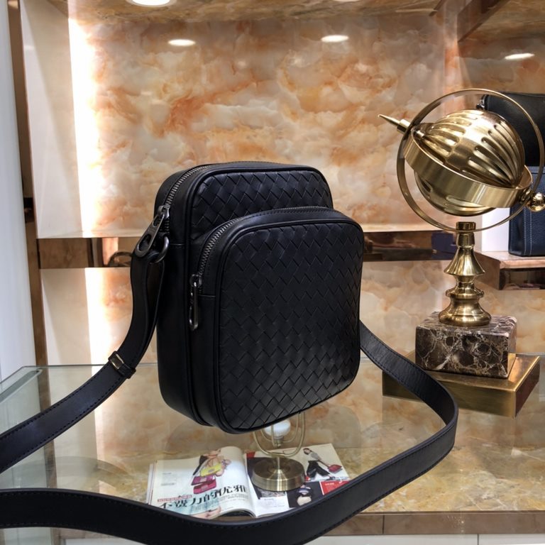 BV Men's Crossbody Camera Bag  Bag type are so simple no LOGO秘秘all the same for the world Adhering to the traditional handmade  Imported waxed cowhide leather woven gunmetal color electrophoresis accessories   ♂Low-key a