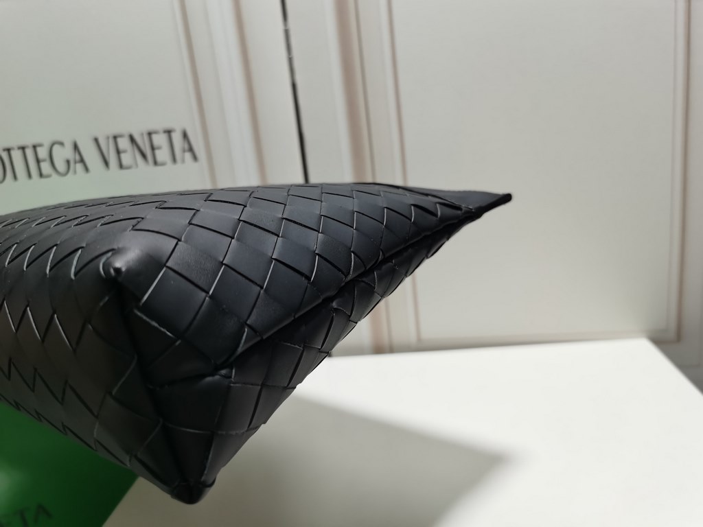 [BV original single waxed tire cowhide envelope bag] medium grid black, tire   leather   , counter models, high-end quality! Large and practical space, cigarettes, cell phone, keys all-in-one bag, very practical!