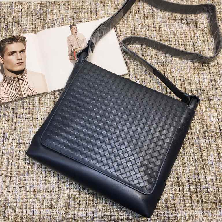 Men's crossbody bag, imported Italian fetal cowhide, durable and wear-resistant, soft and shiny leather! size30631cm