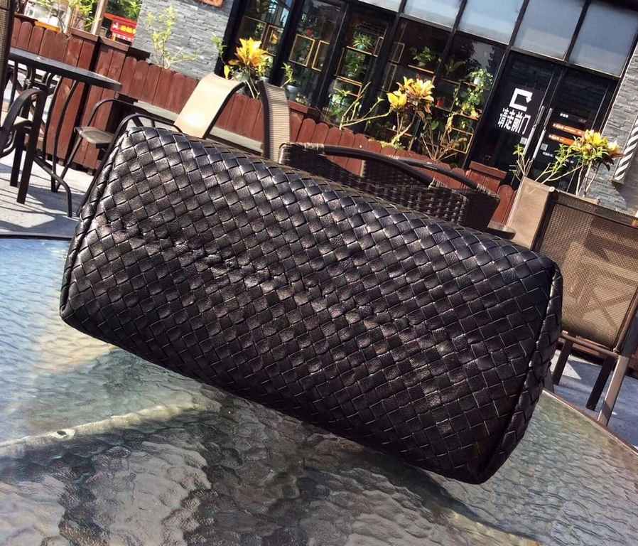 B home explosion, model 7453 # brand BV.  BOTTEGA VENETA , large size 36-28-15cm - small size 30-20-12, - the original first layer of sheepskin weaving process is complex, are very fine and thorough, every inch of every 