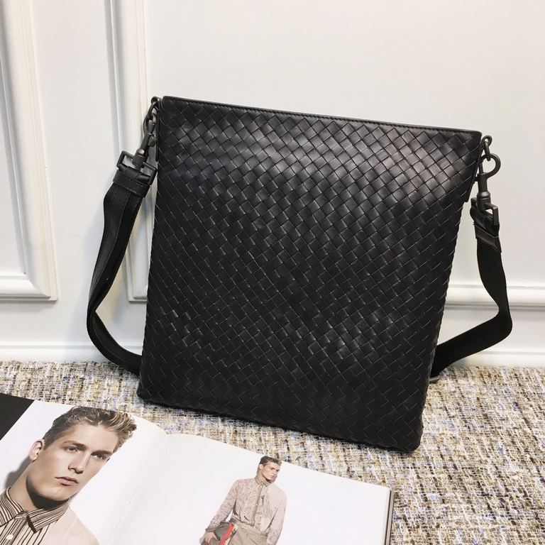 men's crossbody bag Guo Tao same large bag type simple fashion Adhering to the traditional handmade   tire cowhide seamless weaving   ♂ low-profile luxury Leather the more you use it, the more oily it is  black   large s