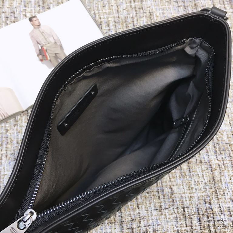 men's crossbody bag Guo Tao same large bag type simple fashion Adhering to the traditional handmade   tire cowhide seamless weaving   ♂ low-profile luxury Leather the more you use it, the more oily it is  black   large s