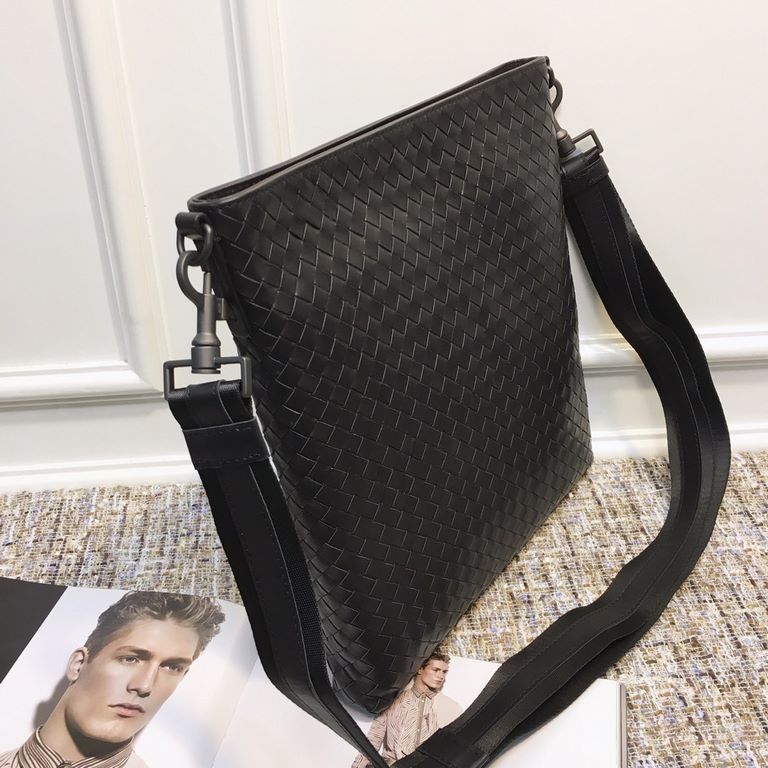 men's crossbody bag Guo Tao same large bag type simple fashion Adhering to the traditional handmade   tire cowhide seamless weaving   ♂ low-profile luxury Leather the more you use it, the more oily it is  black   large s