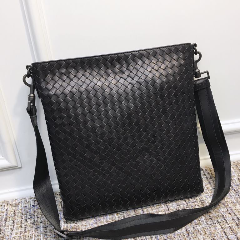 men's crossbody bag Guo Tao same large bag type simple fashion Adhering to the traditional handmade   tire cowhide seamless weaving   ♂ low-profile luxury Leather the more you use it, the more oily it is  black   large s