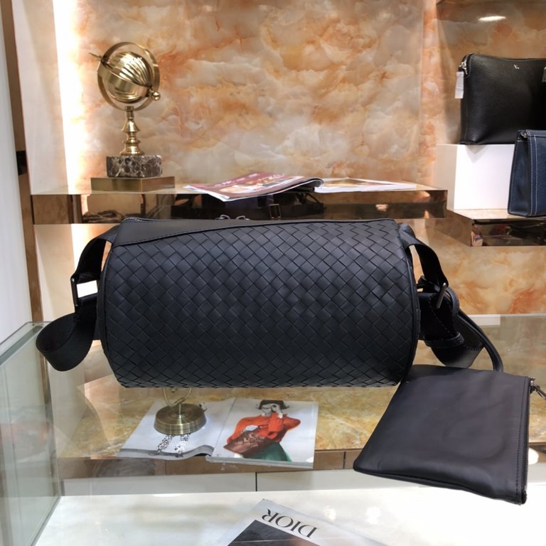 BV top official website explosion simple and generous men's chest bag listing original single production both fashionable and casual to bring a sense of atmosphere appearance at the same time also highlights its practica