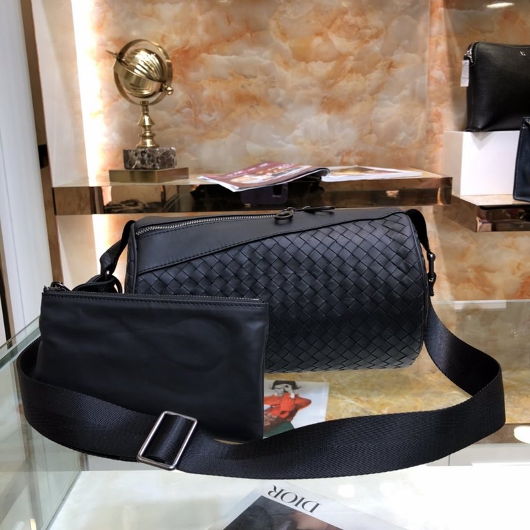 BV top official website explosion simple and generous men's chest bag listing original single production both fashionable and casual to bring a sense of atmosphere appearance at the same time also highlights its practica