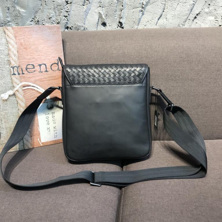 BV-latest men's crossbody bag Original quality synchronized with the official website Adopting Italy's top waxed cowhide leather Pure handmade weaving Feeling superb Counter original hardware The overall shape of the qua