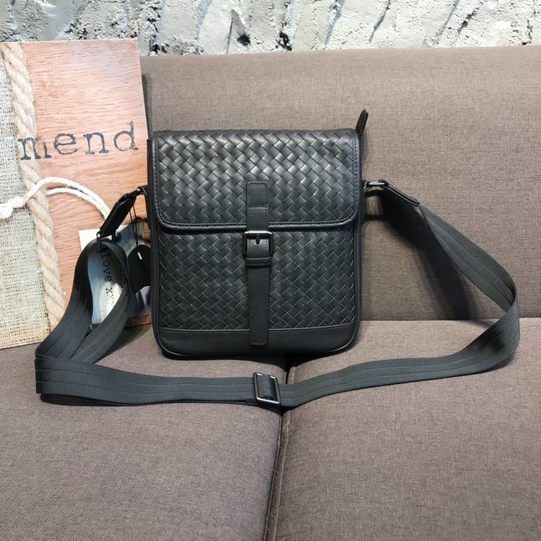 BV-latest men's crossbody bag Original quality synchronized with the official website Adopting Italy's top waxed cowhide leather Pure handmade weaving Feeling superb Counter original hardware The overall shape of the qua