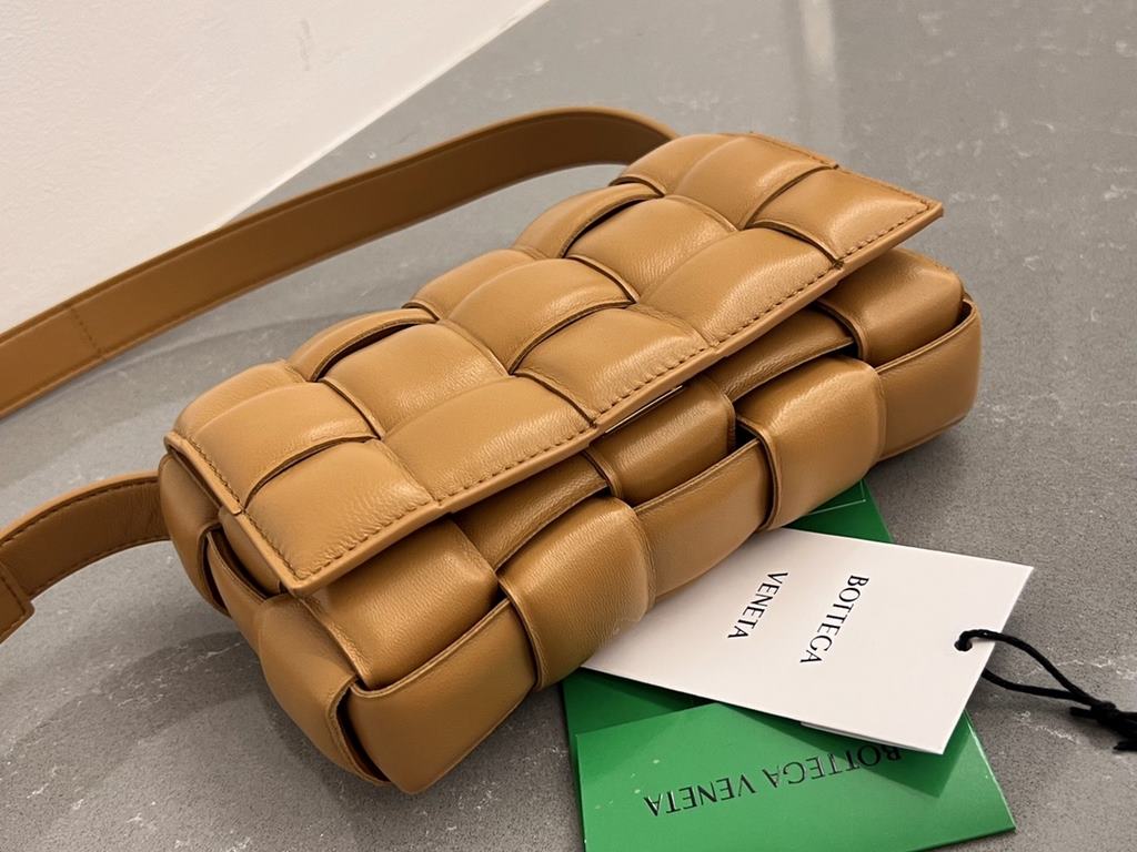 Bv 2022 FallWinter New Cassette Medium Pillow Bag 717506 The classic woven craftsmanship and chubby padded design of the pillow bag has developed into a family series and has become the ace of the new Bottega bags   Fash