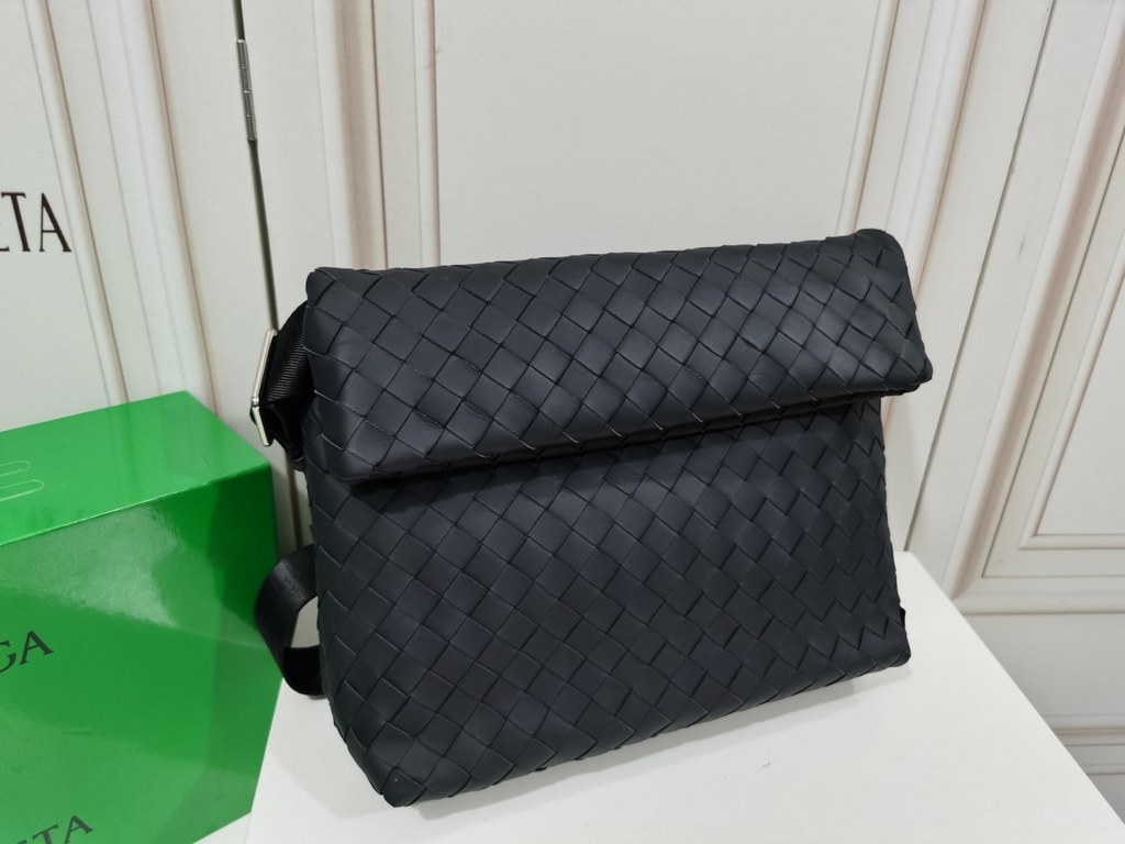 [BV Tire Cowhide Crossbody Bag] Full woven style! Counter models, original quality, size 28x23x10cm