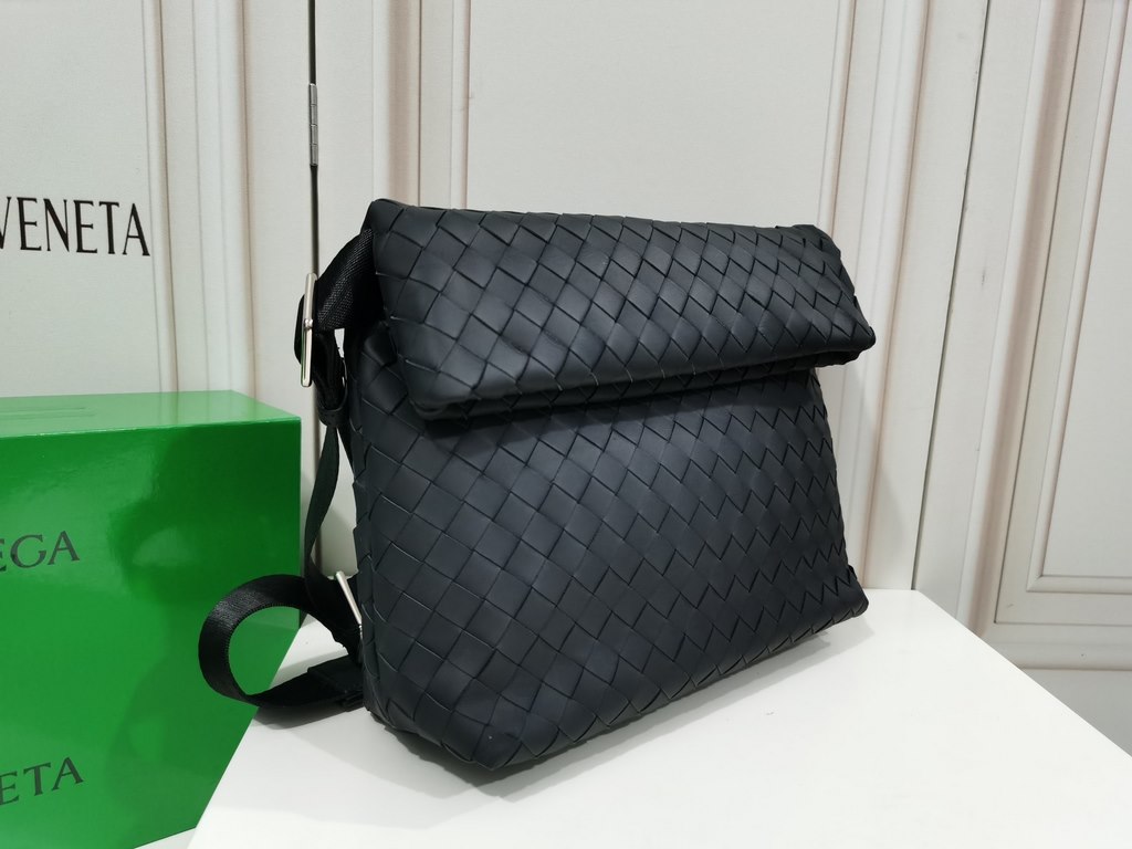 [BV Tire Cowhide Crossbody Bag] Full woven style! Counter models, original quality, size 28x23x10cm