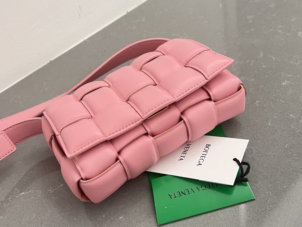 Bv 2022 FallWinter New Cassette Medium Pillow Bag 717506 The classic woven craftsmanship and chubby padded design of the pillow bag has developed into a family series and has become the ace of the new Bottega bags   Fash