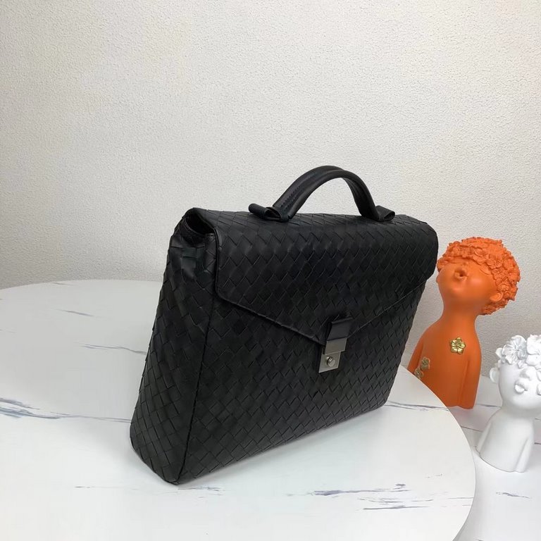 BV large capacity overseas original single quality counter synchronization ruthless goods to attack the top waxed fetal cowhide, counter original single hardware, unique design style perfect to the extreme! Let fashion b