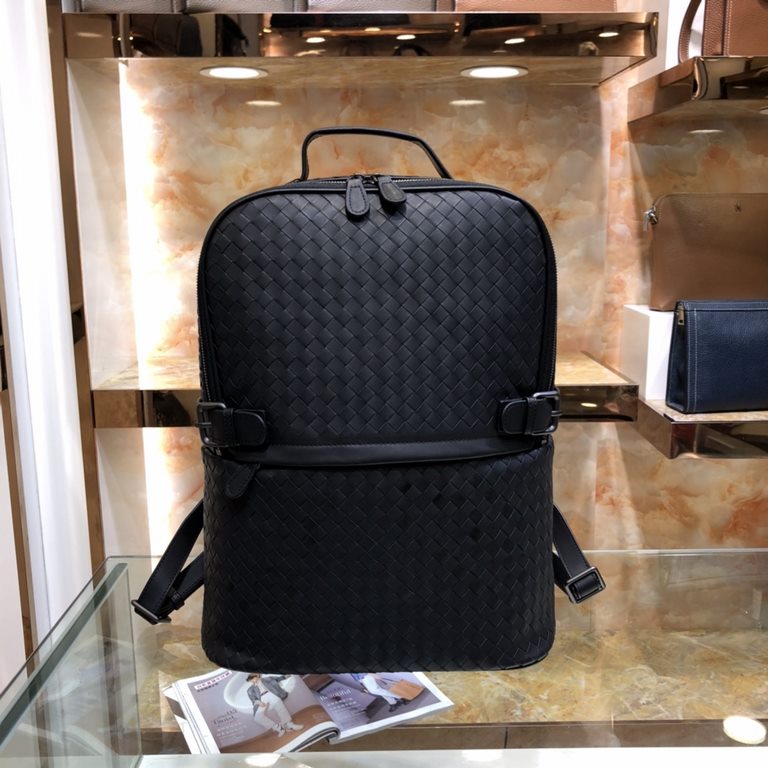 BV latest men's shoulder bag   Original single quality Official website synchronization Adopted top waxed tire cowhide leather Hand feeling awesome Counter original hardware Unique design style Perfect to the extreme Det