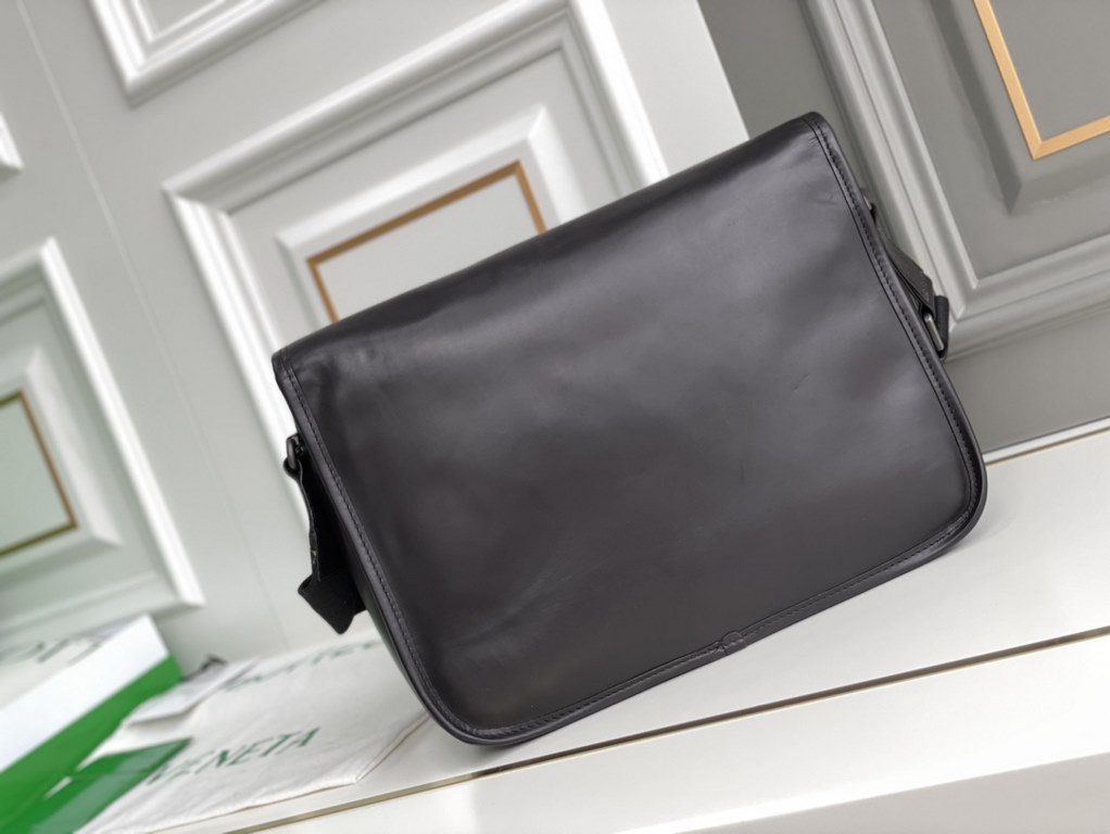 Original with packaging Botteg@ Veneta   Men's messenger bag type Bags are so simple No logo秘, as well as known to the world Upholding the tradition of handmade  Tire cowhide leather seamless weaving Gunmetal color elect