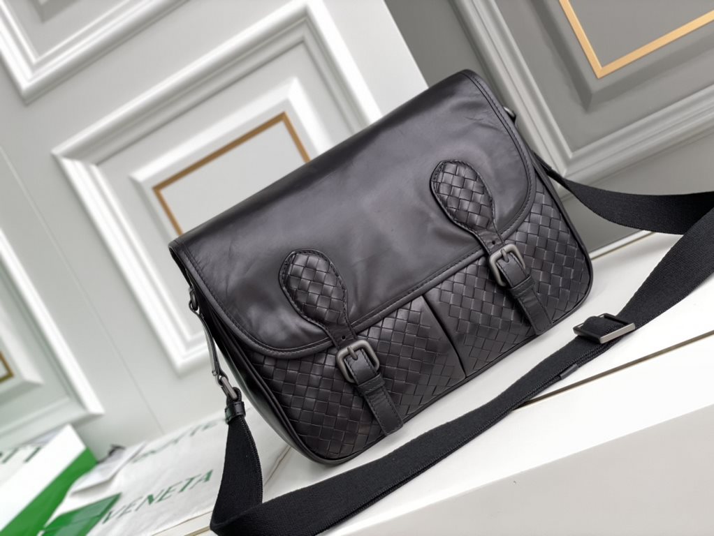 Original with packaging Botteg@ Veneta   Men's messenger bag type Bags are so simple No logo秘, as well as known to the world Upholding the tradition of handmade  Tire cowhide leather seamless weaving Gunmetal color elect