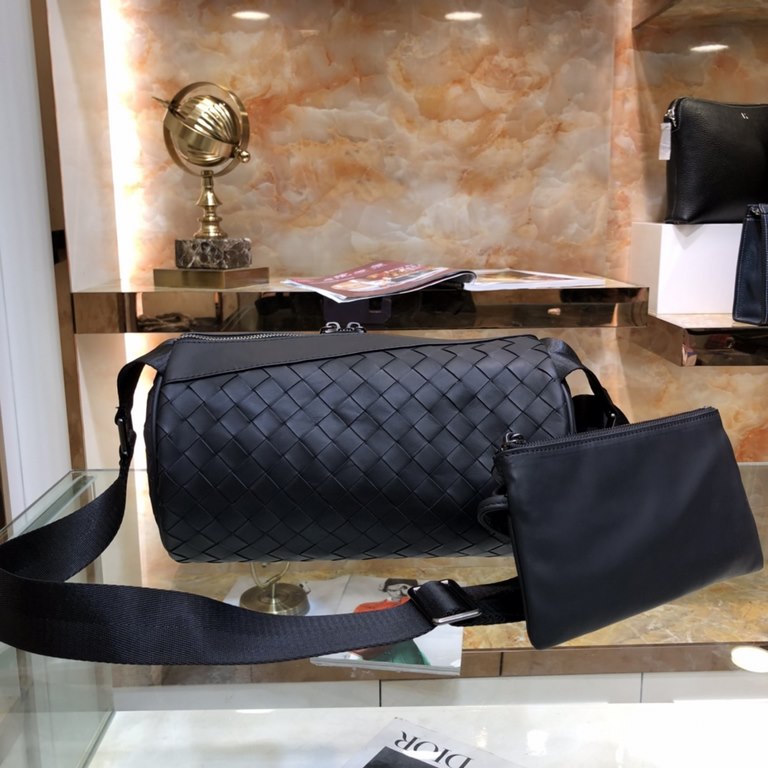 BV top official website explosion simple and generous men's chest bag listing original single production both fashionable and casual to bring a sense of atmosphere appearance at the same time also highlights its practica