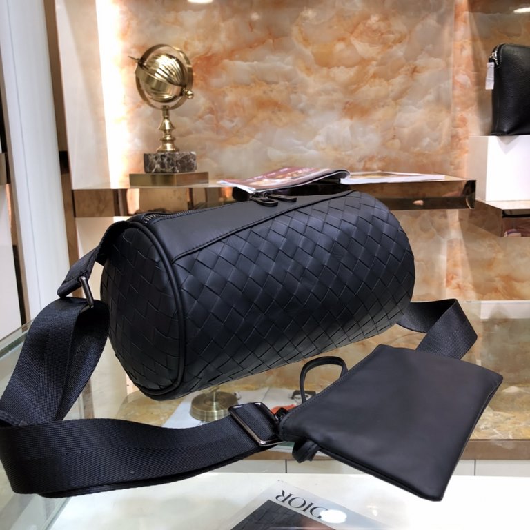 BV top official website explosion simple and generous men's chest bag listing original single production both fashionable and casual to bring a sense of atmosphere appearance at the same time also highlights its practica