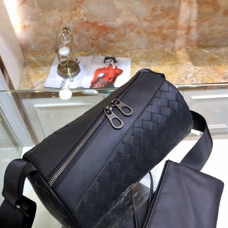 BV top official website explosion simple and generous men's chest bag listing original single production both fashionable and casual to bring a sense of atmosphere appearance at the same time also highlights its practica