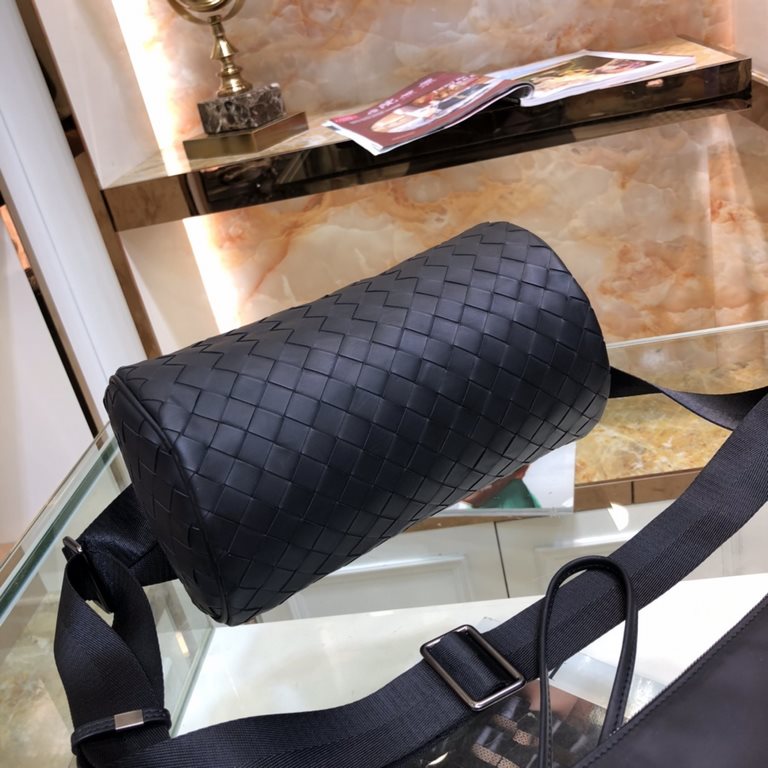 BV top official website explosion simple and generous men's chest bag listing original single production both fashionable and casual to bring a sense of atmosphere appearance at the same time also highlights its practica