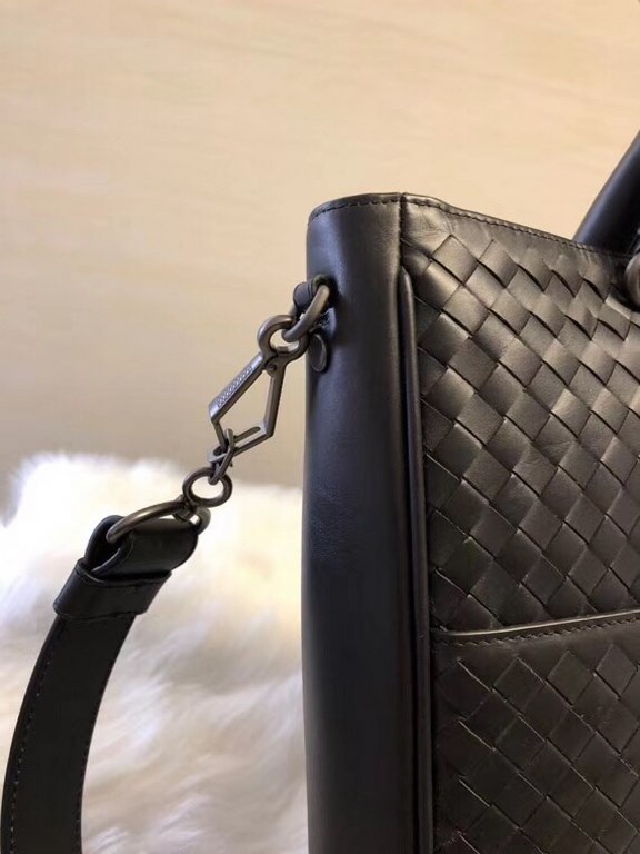 Tire cowhide men's bag, pure hand-woven Leather fine   hand feel   low-profile Have temperament Have personality High men's top single    main side zipper compartment   black Size 3336.57cm