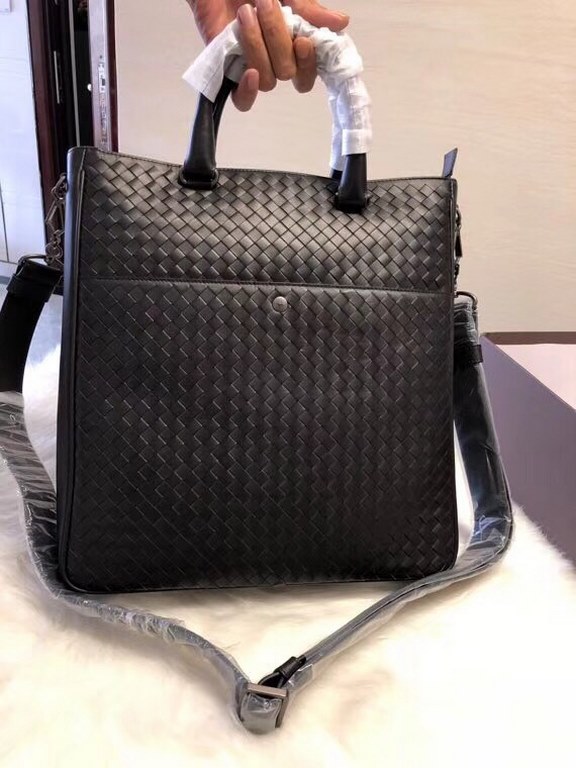 Tire cowhide men's bag, pure hand-woven Leather fine   hand feel   low-profile Have temperament Have personality High men's top single    main side zipper compartment   black Size 3336.57cm