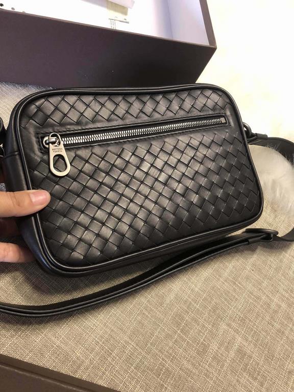 Tire cowhide   Luxury handmade seamless weaving Counter original gun color accessories    Strong business atmosphere Low profile  leather the more you use the more oily    Multi-compartment Brand new design Men and women