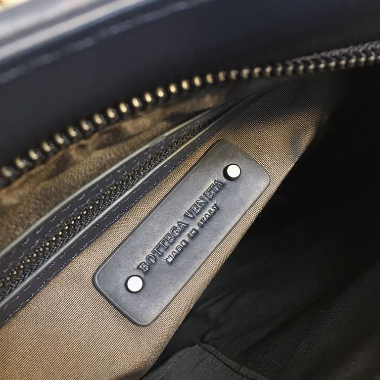 Men's Crossbody Messenger Bag The bag type is so simple No logo秘,as well as known to the world Adhering to the tradition of handmade Tire cowhide leather seamless weaving Gunmetal color electrophoresis accessories   ♂Low